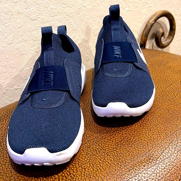 Like New Nike Midnight Navy “Just Do It” Classic White Swoosh Lightweight Runner - Picture 1 of 9